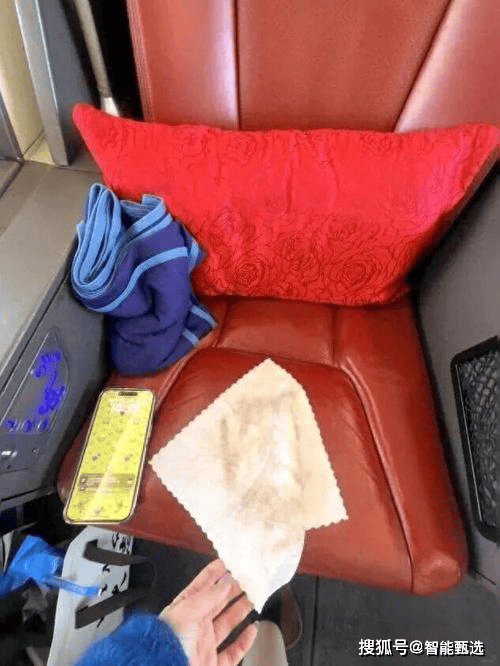 ”事件：服务升级与公众期待的碰撞AG真人网高铁商务座“一擦黑印